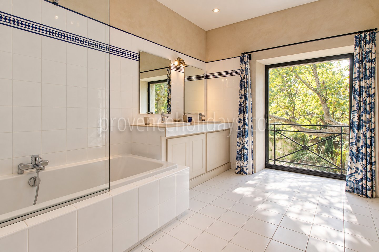 33 - Authentic farmhouse in Saint-Rémy-de-Provence: Villa: Bathroom