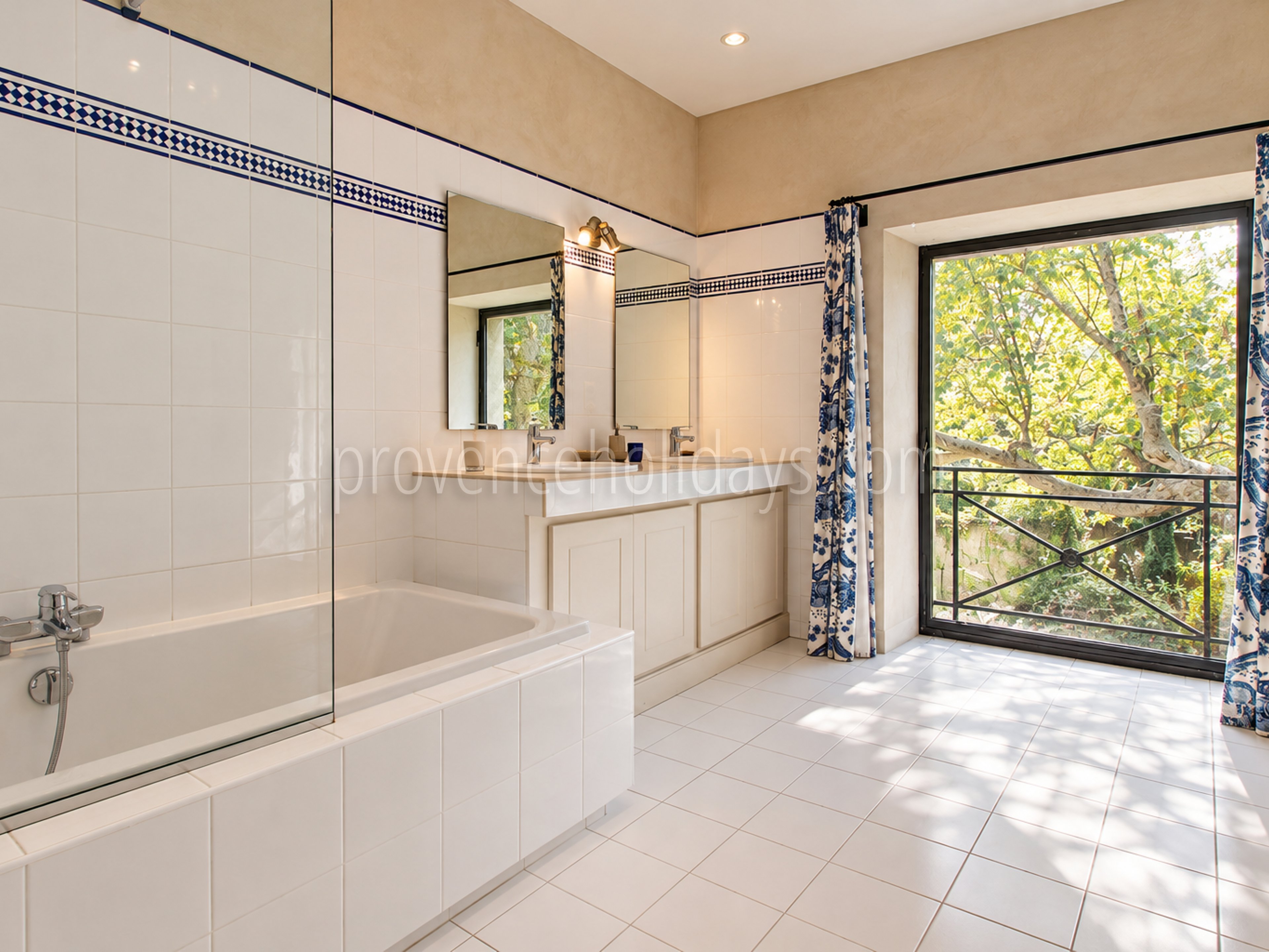 33 - Authentic farmhouse in Saint-Rémy-de-Provence: Villa: Bathroom