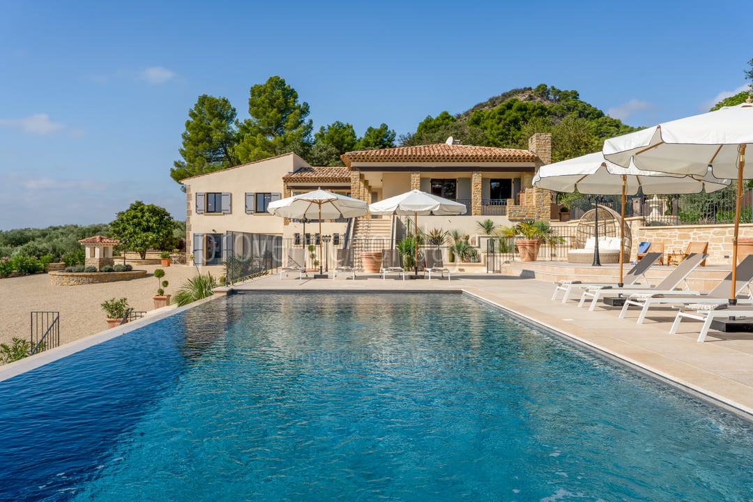 Villa avec piscine à débordement chauffée à Pertuis