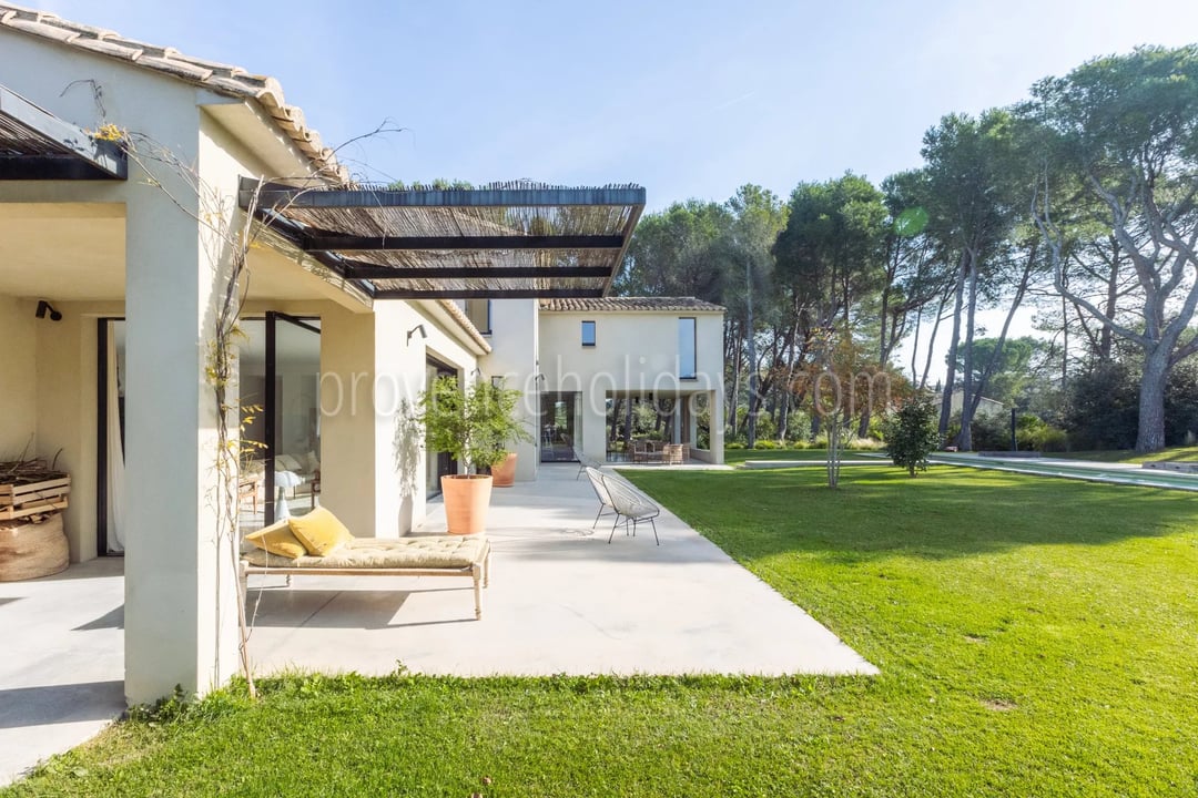 25 - Quiet house in Eygalières: Villa: Exterior