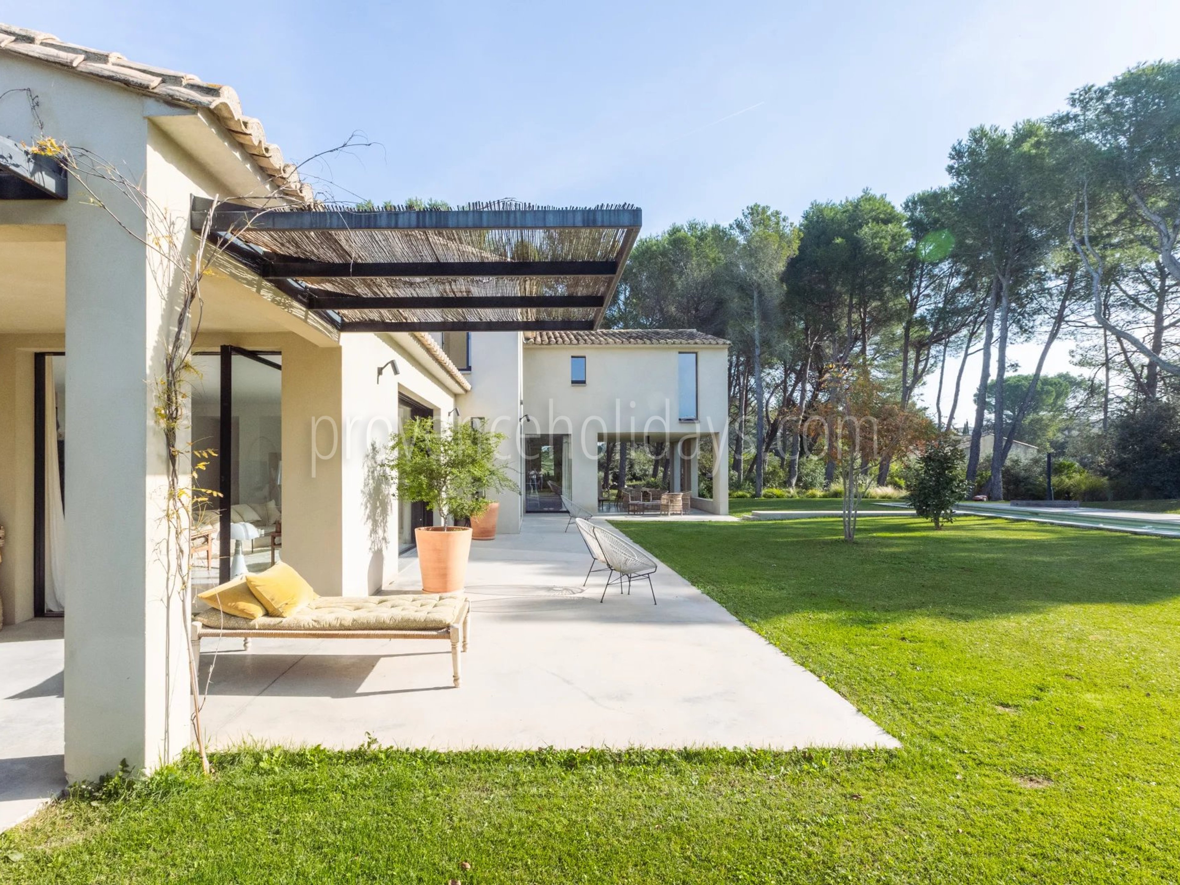 25 - Quiet house in Eygalières: Villa: Exterior