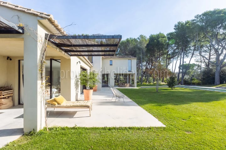 25 - Quiet house in Eygalières: Villa: Exterior
