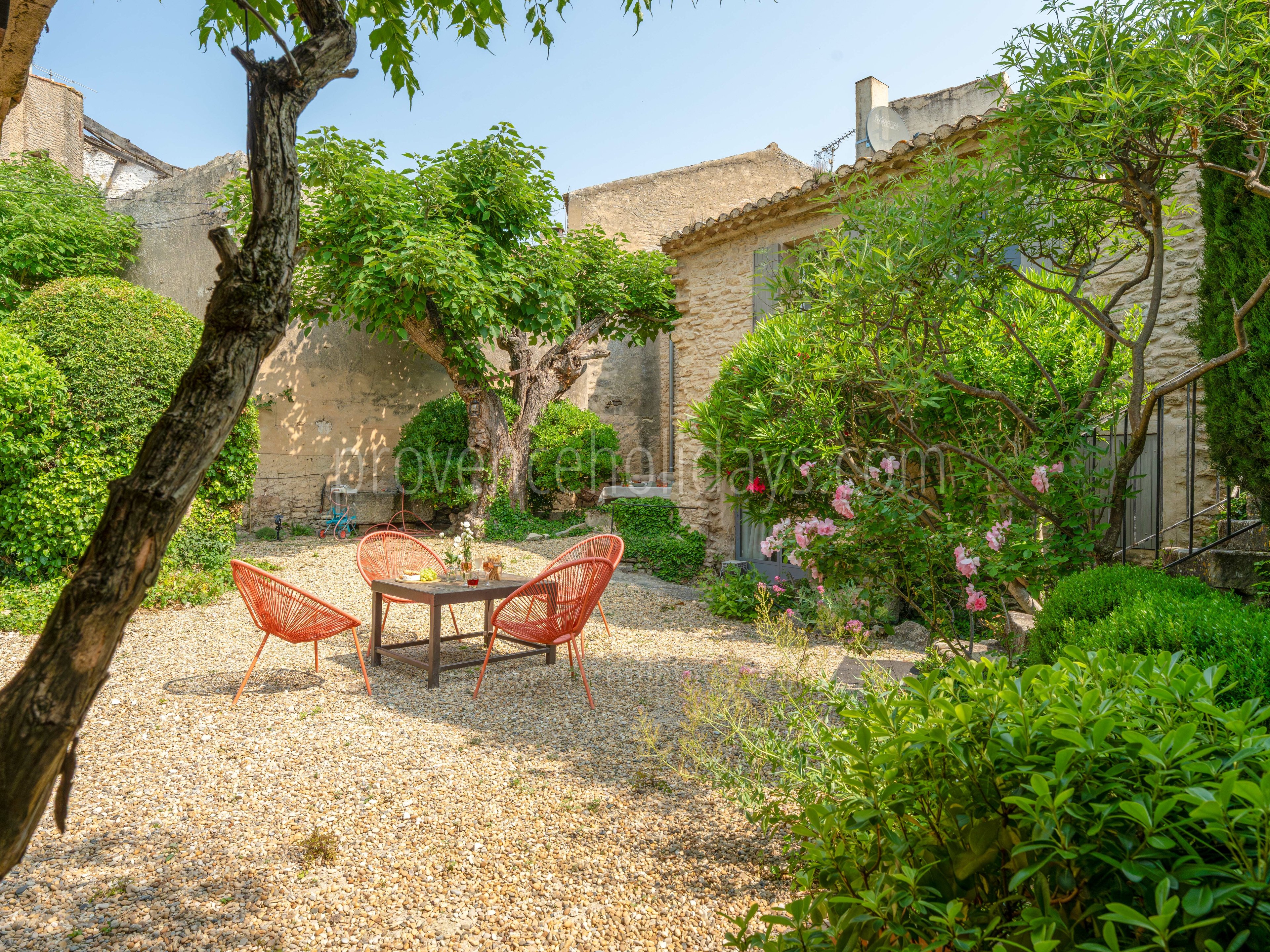 40 - Le Mas de Cabrières: Villa: Exterior