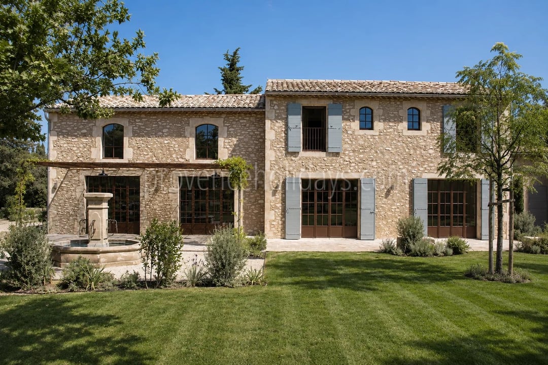 3 - Mas contemporain à Eygalières: Villa: Exterior