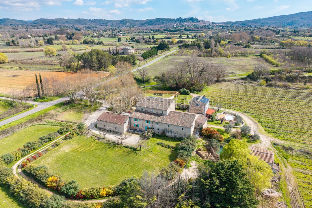 7 - Mas with pool in Bonnieux: Villa: Exterior