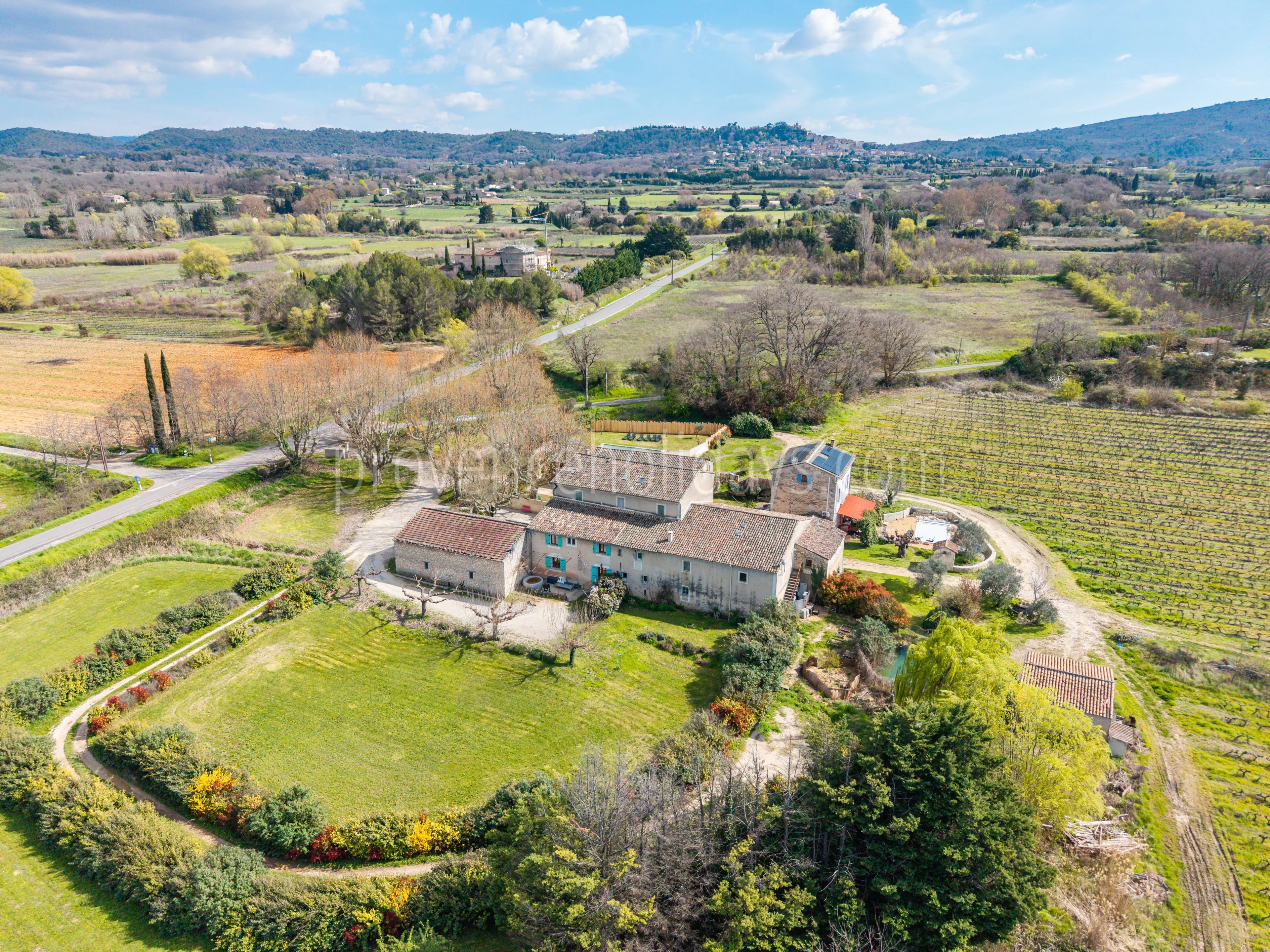 7 - Mas with pool in Bonnieux: Villa: Exterior