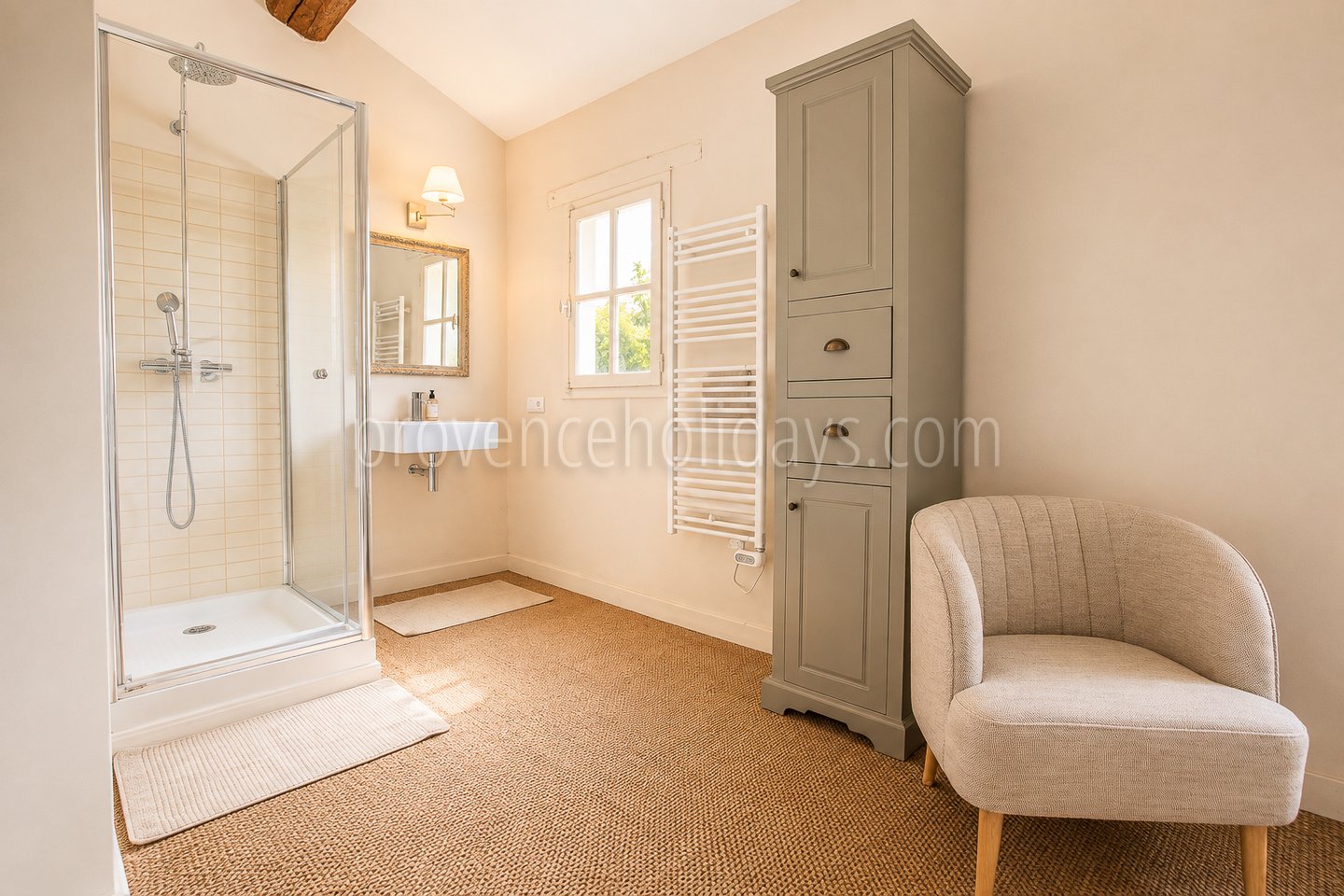 46 - Farmhouse with views of the Luberon: Villa: Bathroom