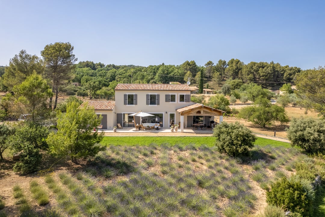 Charming holiday rental with a heated pool in the Luberon
