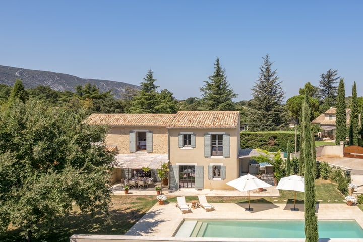 Propriété avec piscine chauffée à Oppède