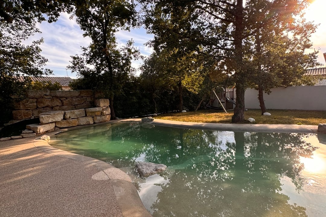 Villa familiale à Gordes avec de superbes intérieurs et une piscine privée