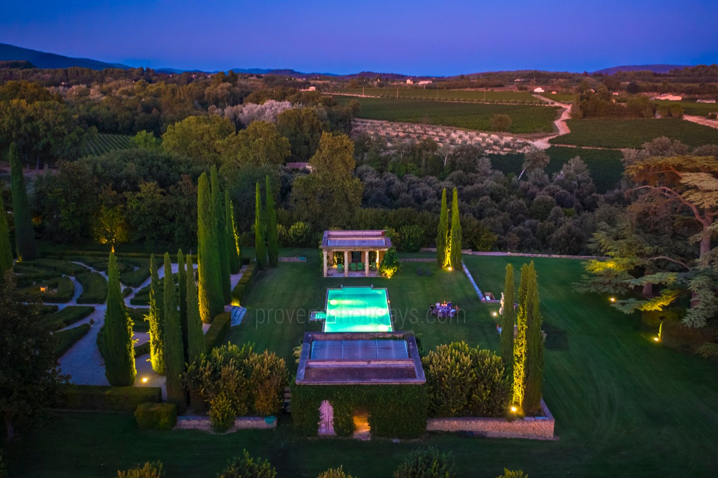 79 - Domaine de Luberon: Villa: Exterior