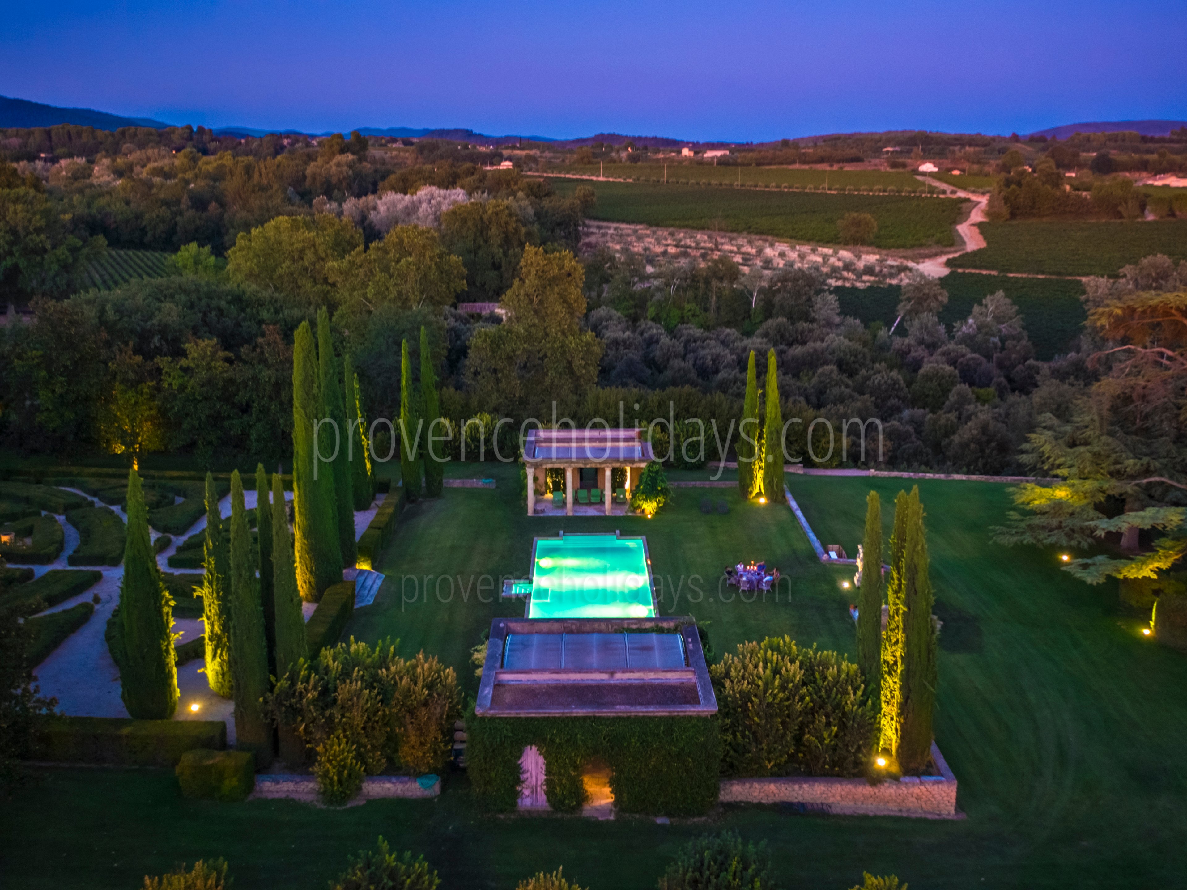 79 - Domaine de Luberon: Villa: Exterior