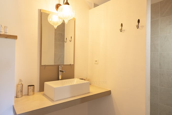 28 - Mas du Carlet: Villa: Bathroom