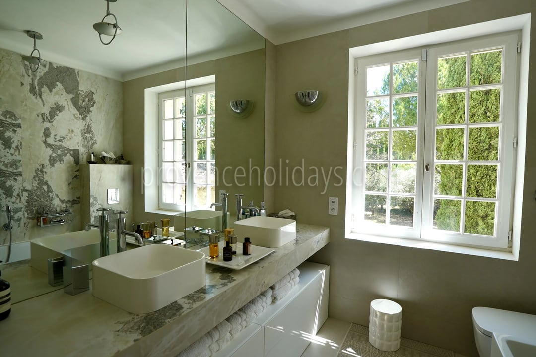28 - Stone estate in Eygalières: Villa: Bathroom