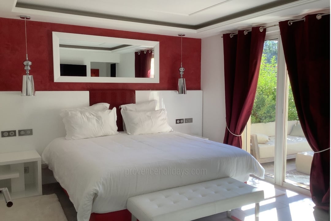 4 - Mas Orgon: Villa: Bedroom