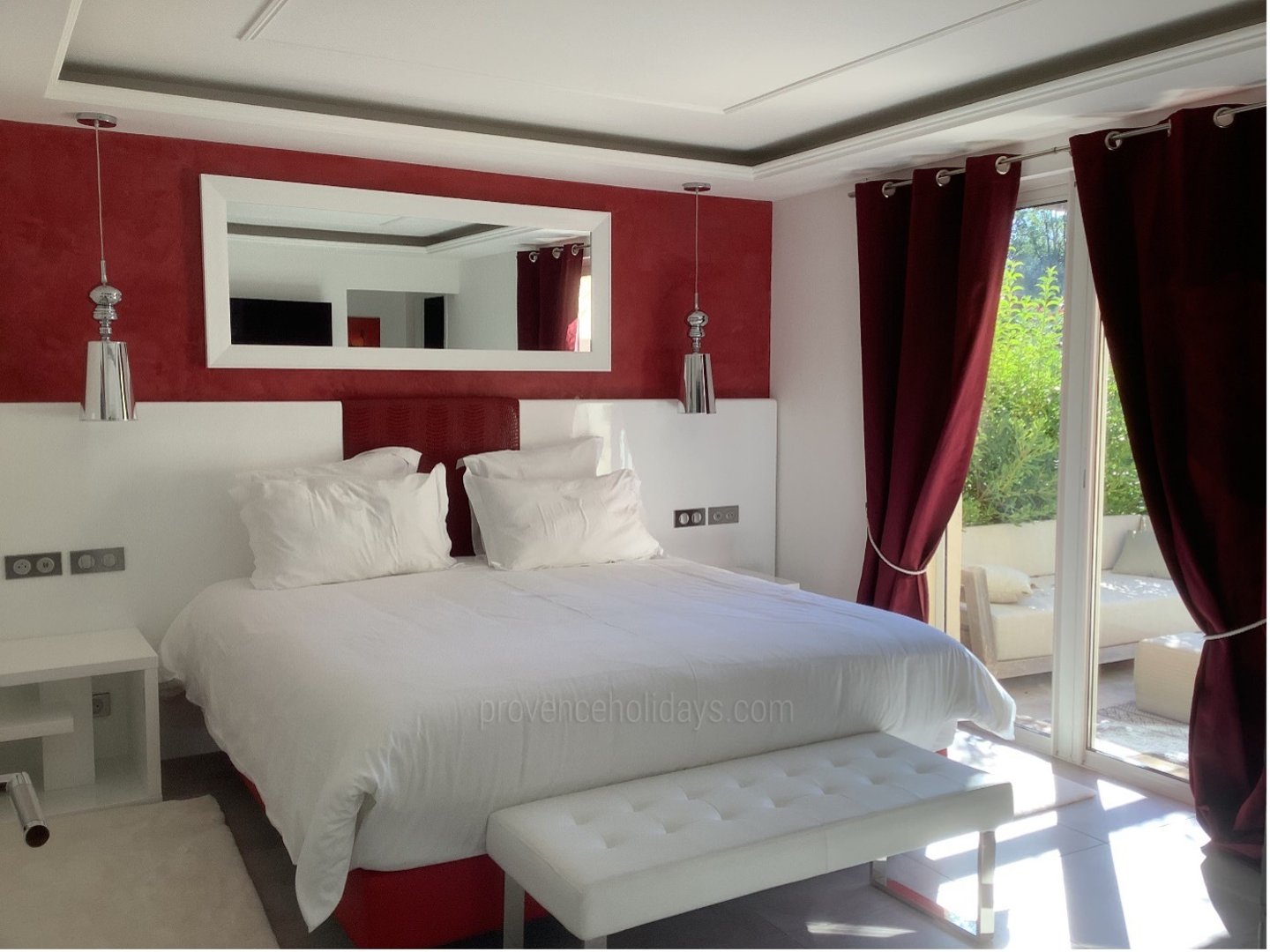 4 - Mas Orgon: Villa: Bedroom