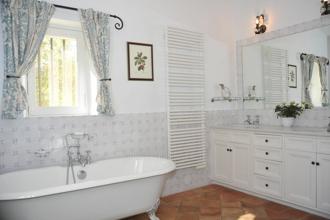 44 - Le Mas de Bonnieux: Villa: Bathroom