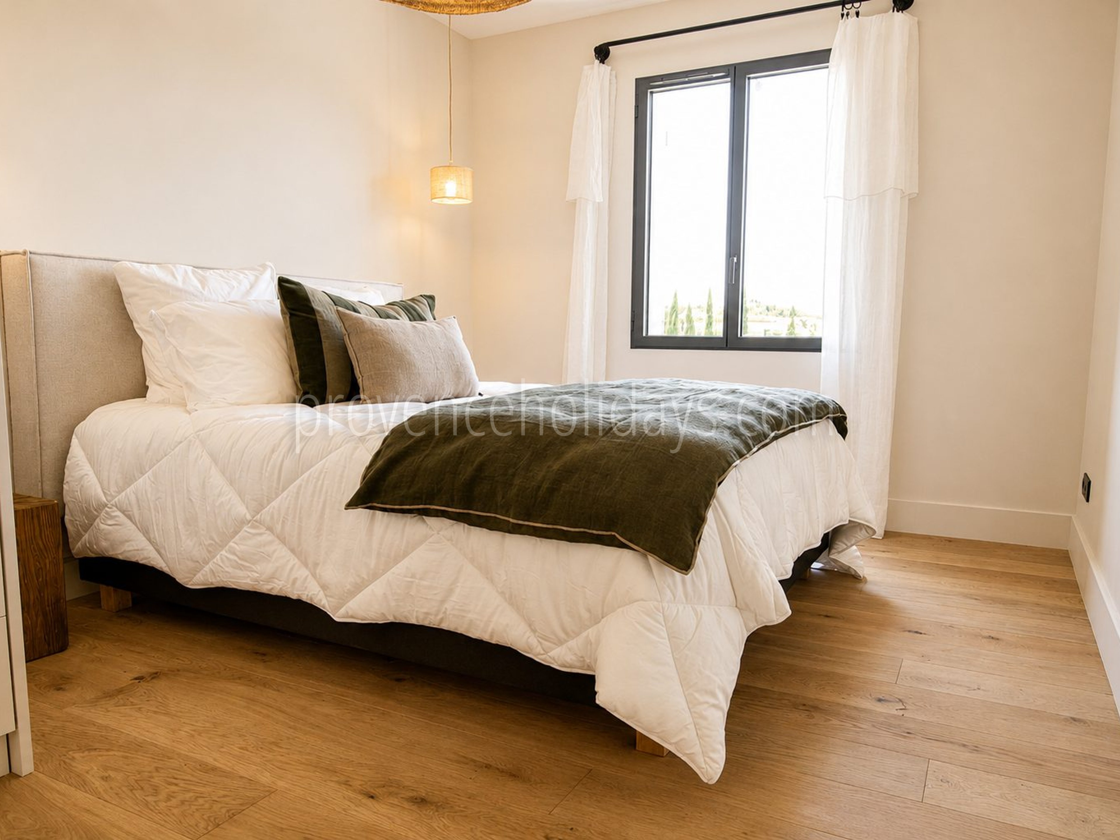 20 - Villa within walking distance of Maussane-les-Alpilles: Villa: Bedroom