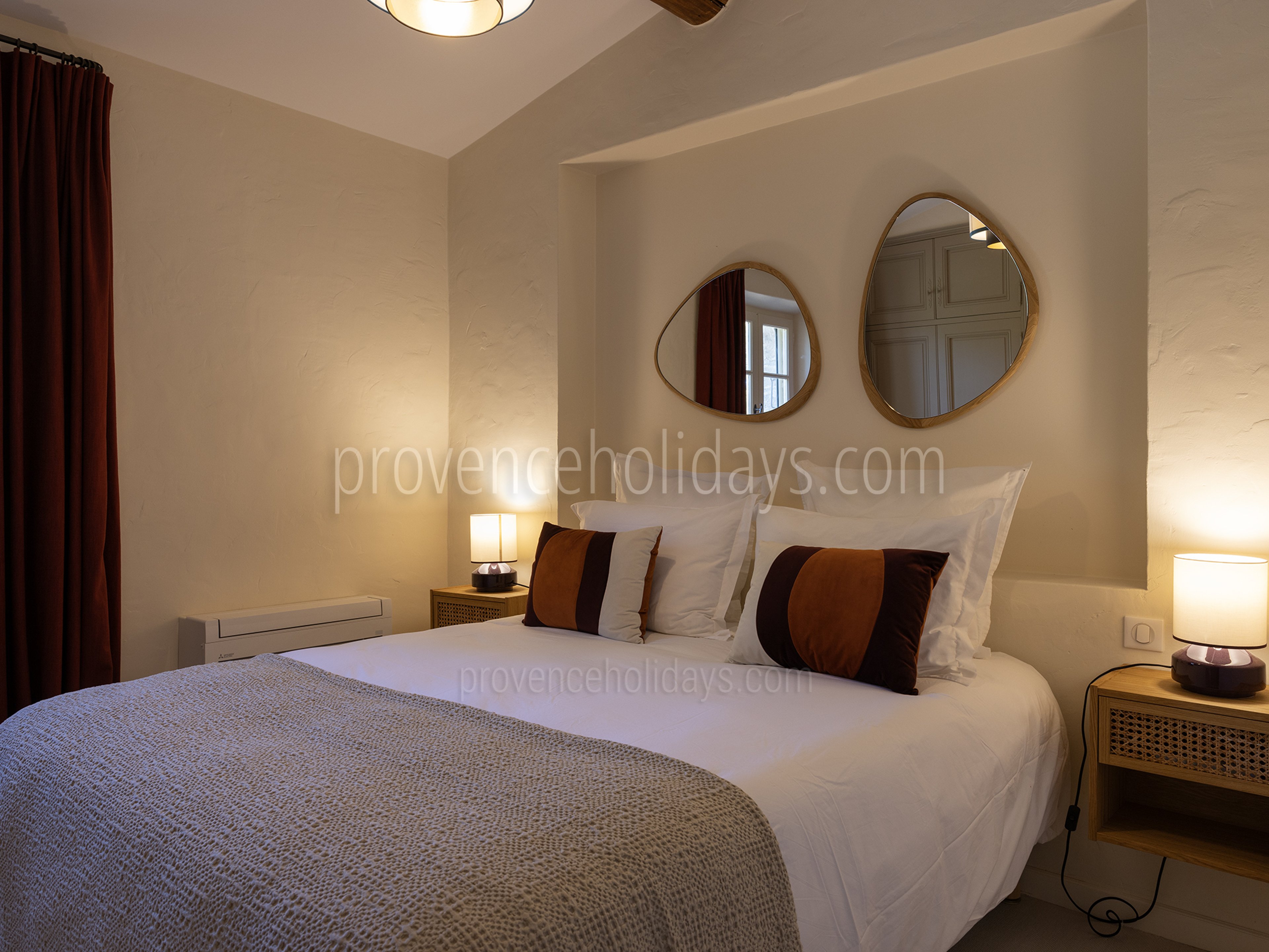 44 - Le Mas des Magnans: Villa: Bedroom