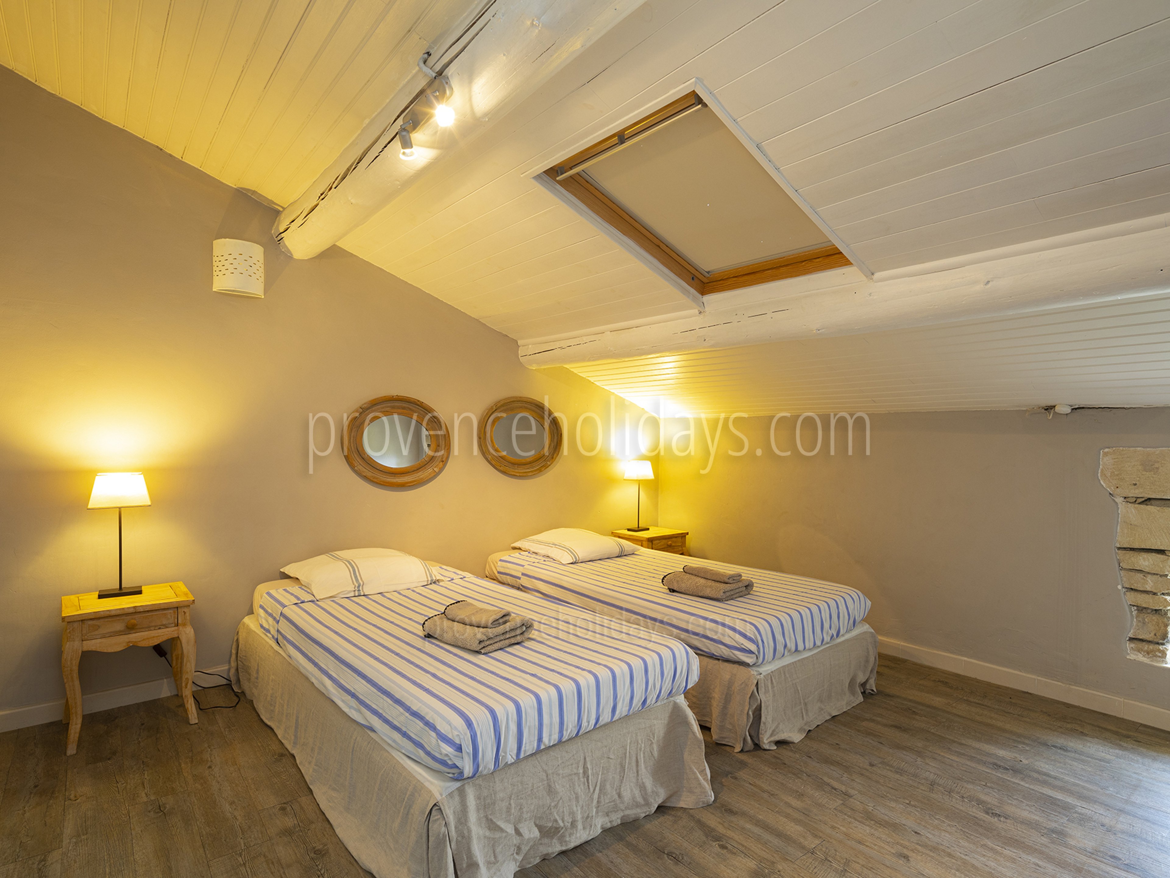 25 - La Garrigue: Villa: Bedroom