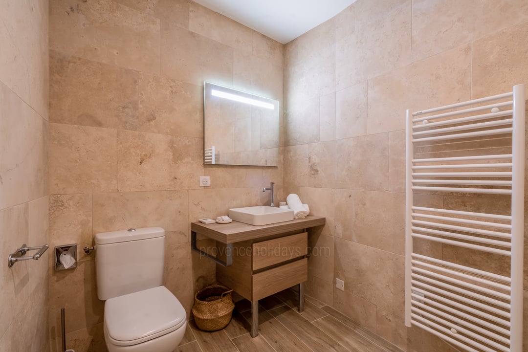 30 - Mas des Amandes: Villa: Bathroom