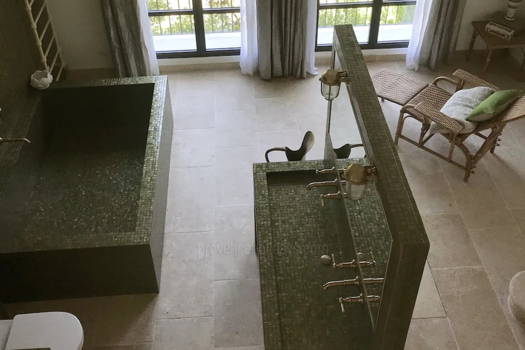 37 - Bastide de Goult: Villa: Bathroom