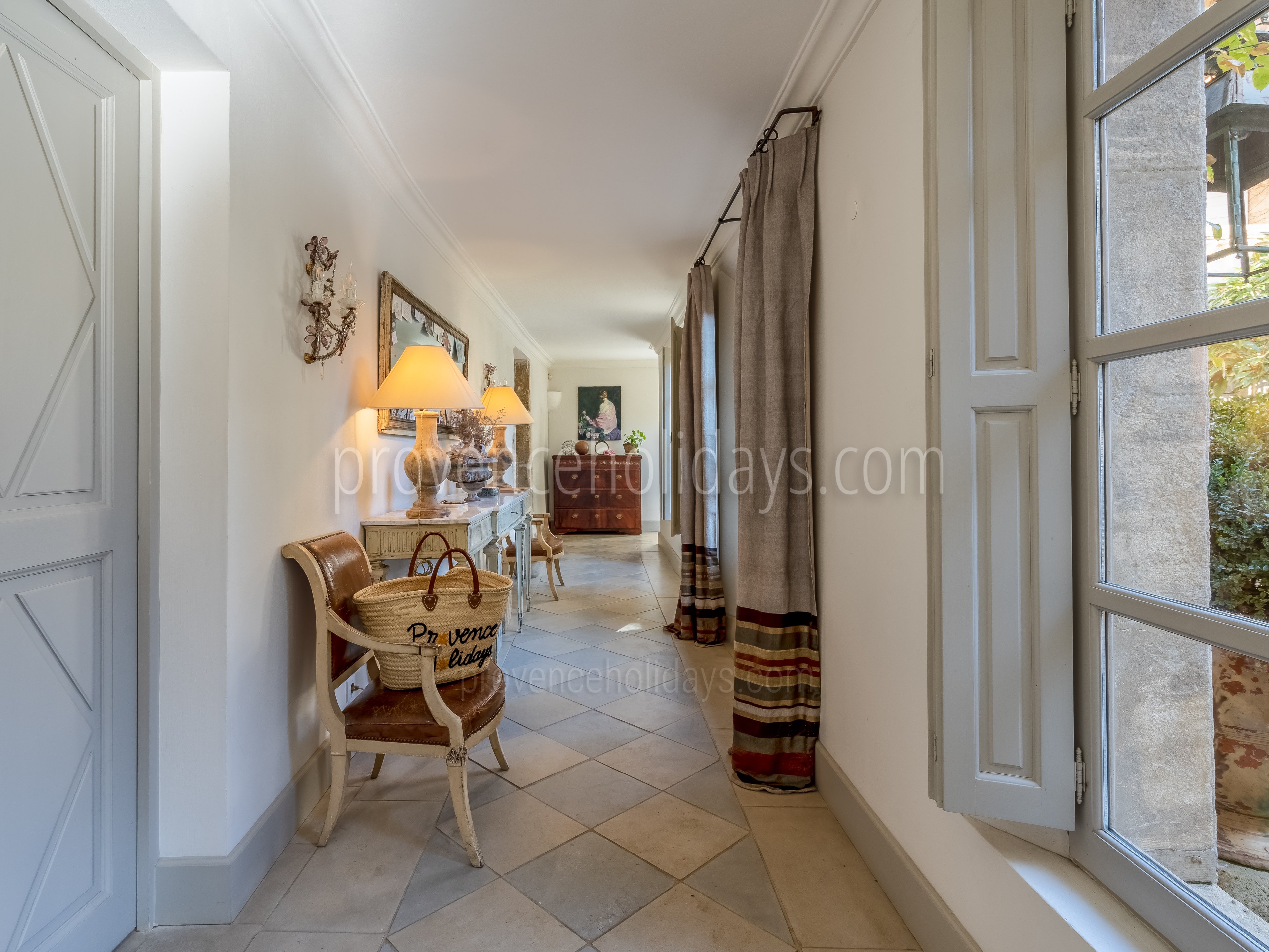 19 - La Tour d\'Oppède: Villa: Interior