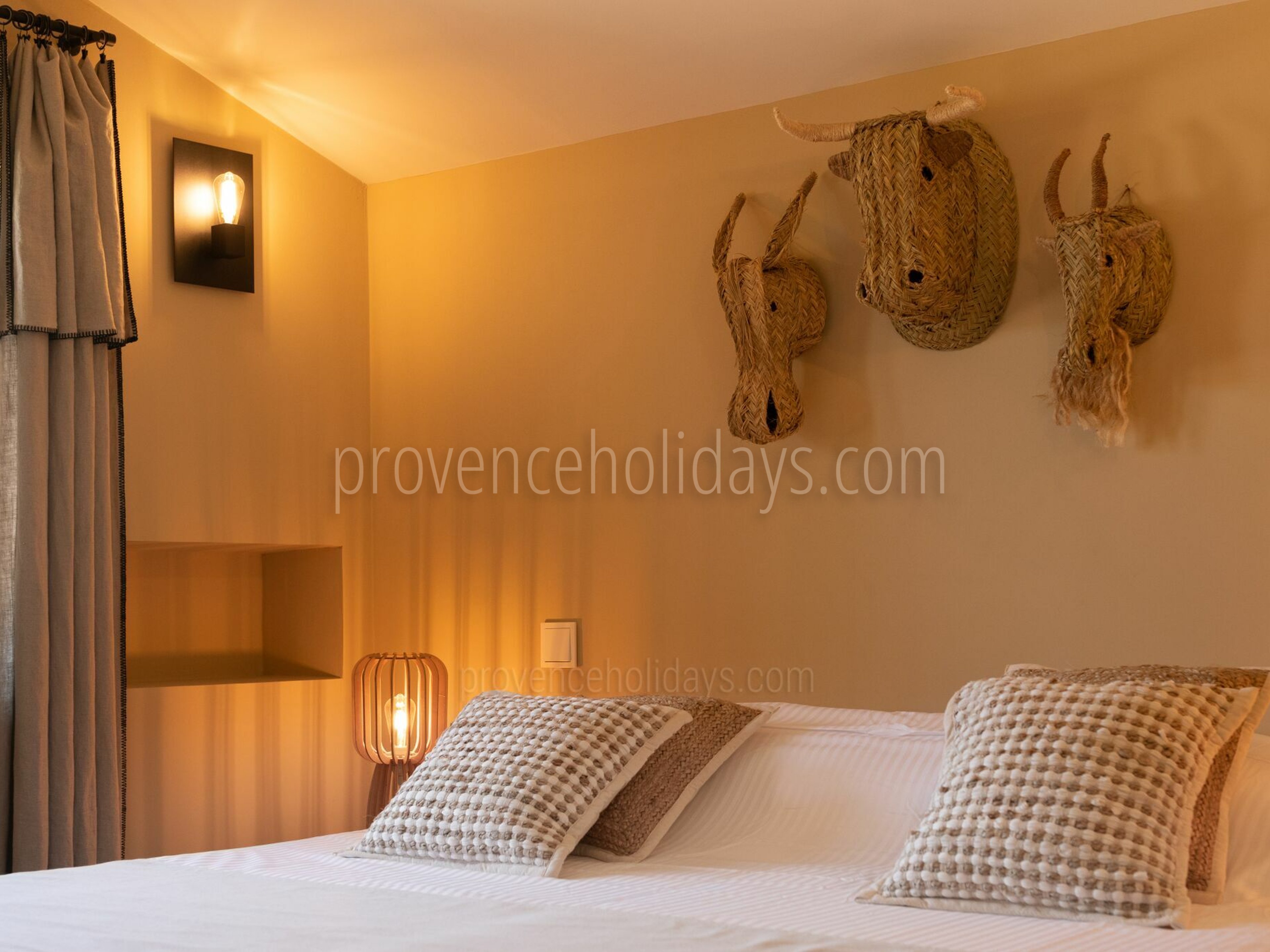 16 - Mas de Provence: Villa: Interior