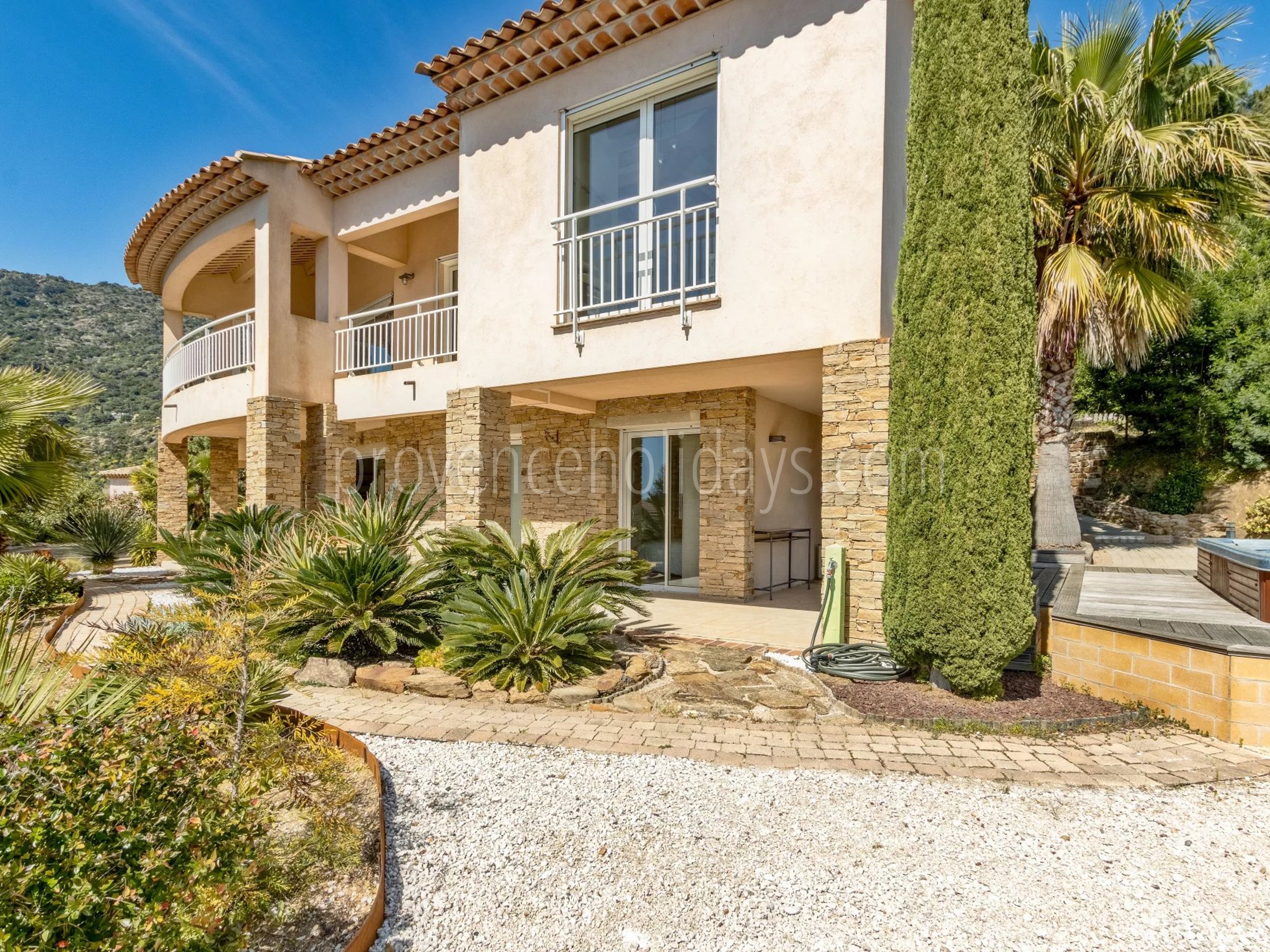 7 - Villa en bord de mer au Lavandou: Villa: Exterior