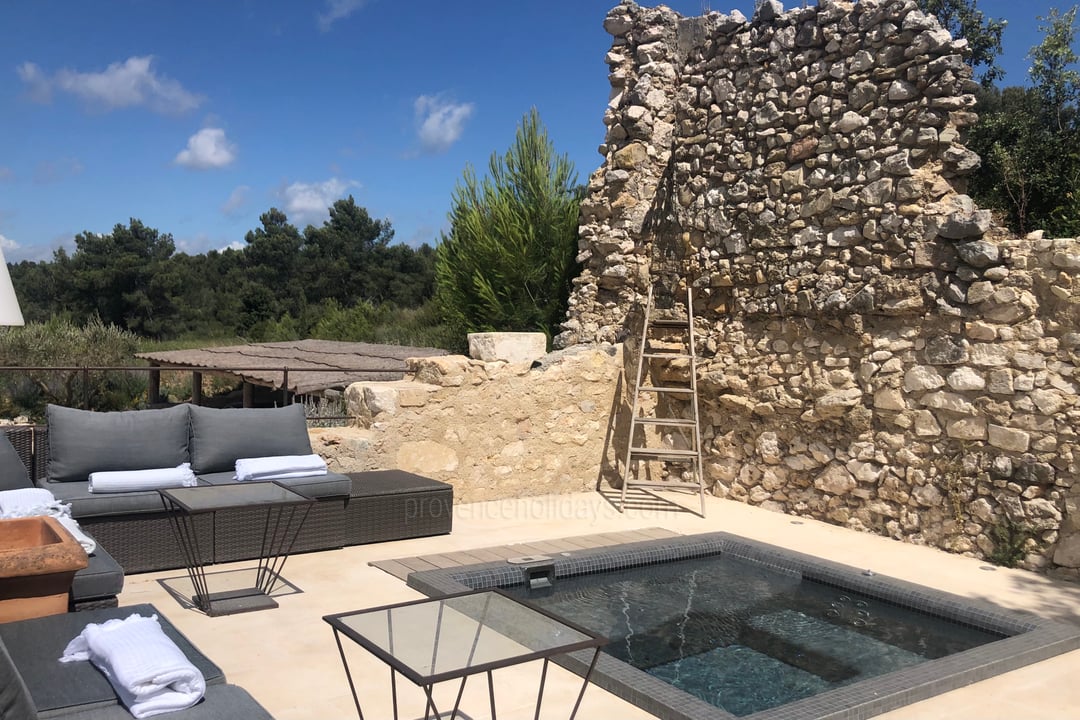 Mas entièrement rénové avec piscine chauffée et Jacuzzi 7 - Mas des Baux: Villa: Exterior