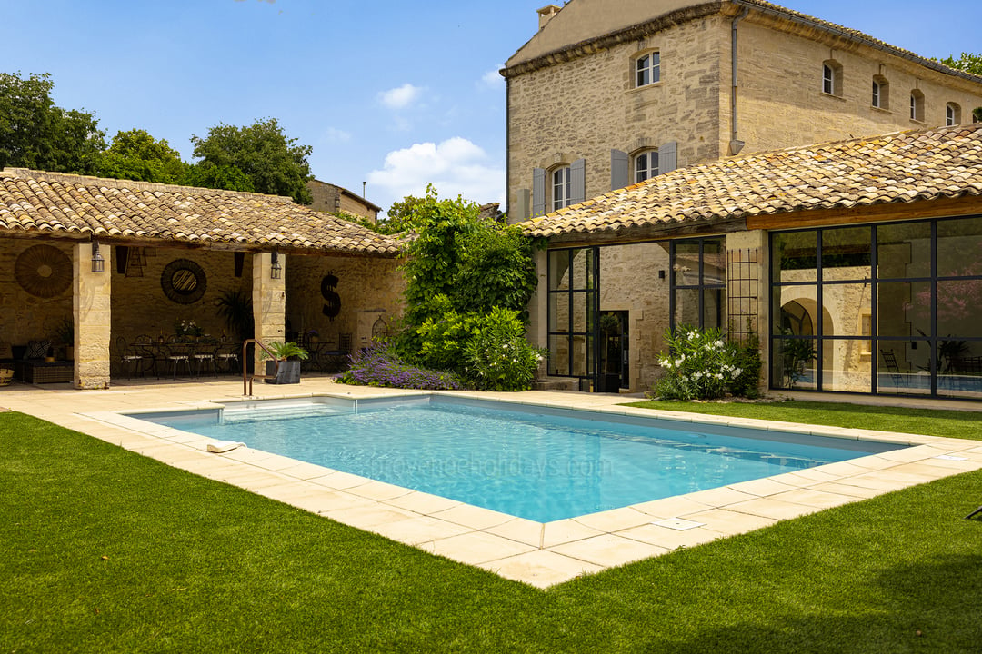 Propriété avec piscine chauffée à quelques pas du village d'Uzès