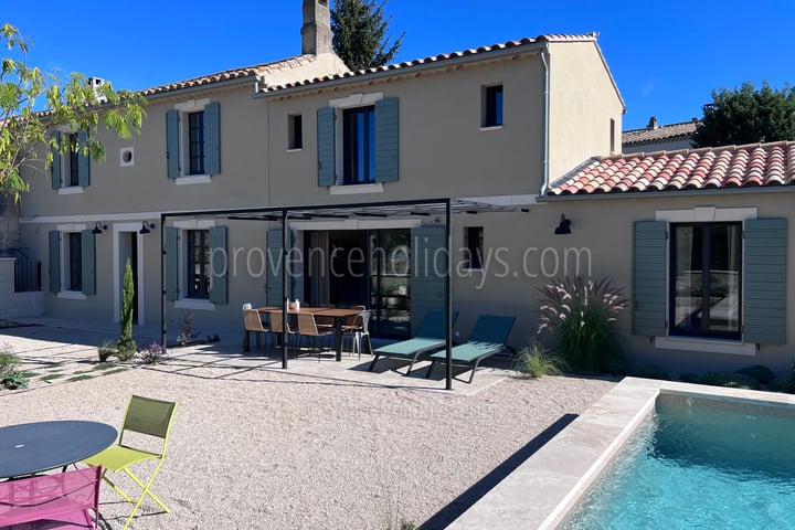5 - Mazet de Fontvieille: Villa: Exterior
