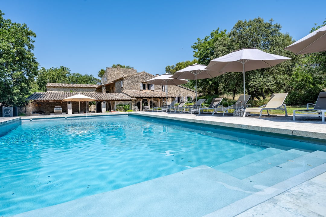 Historic house with heated pool at the foot of the Luberon
