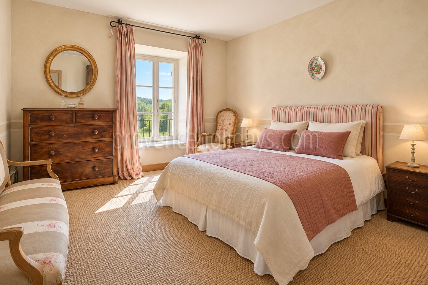 18 - Farmhouse with outbuildings in Lambesc: Villa: Bedroom