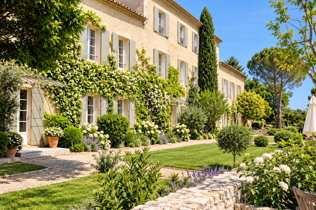 4 - Farmhouse with outbuildings in Lambesc: Villa: Exterior