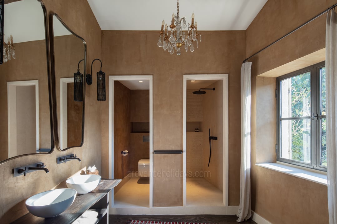 36 - La Bastide de Maussane: Villa: Bathroom