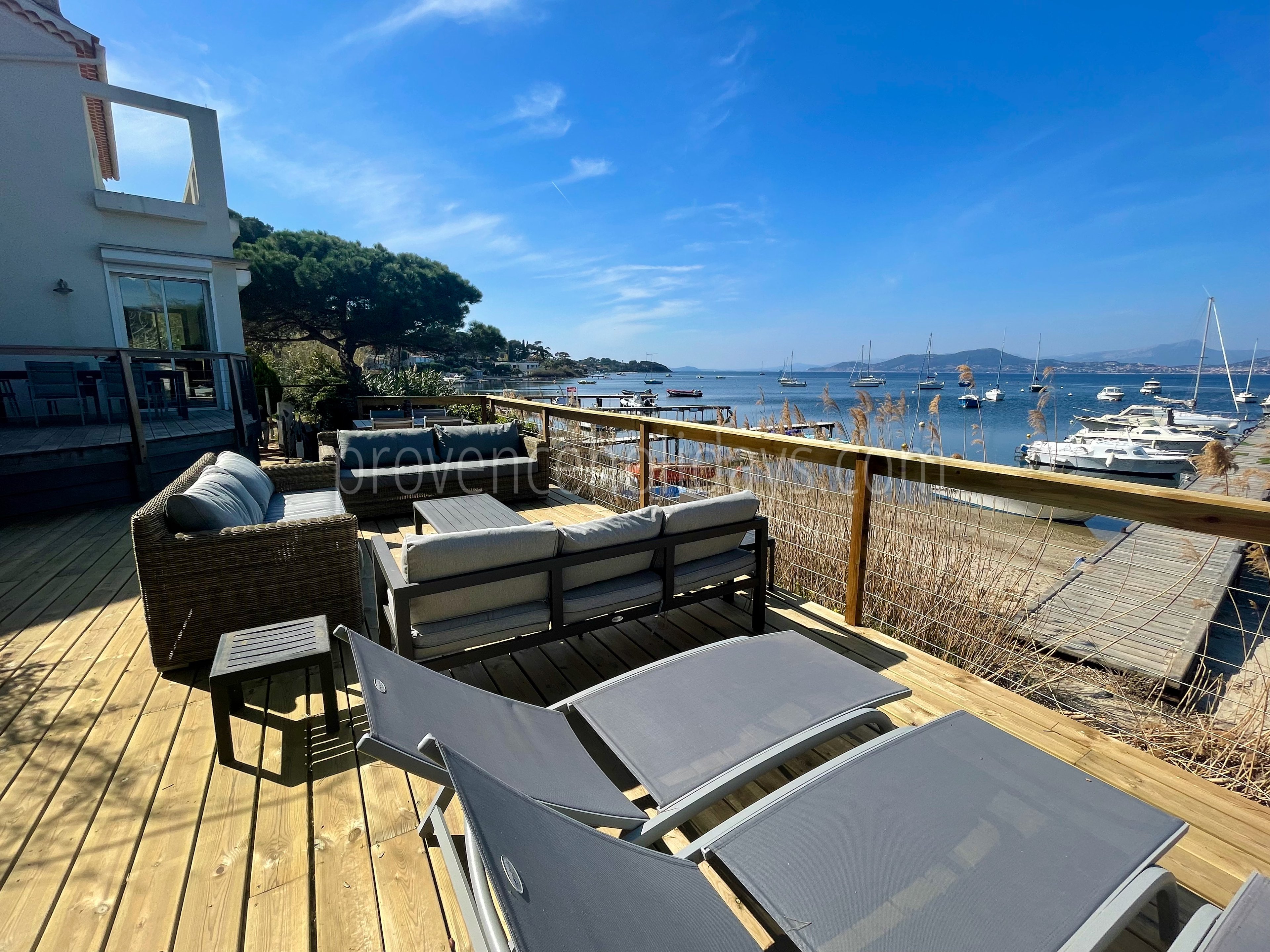 7 - Villa Les Pieds Dans L\'eau: Villa: Exterior