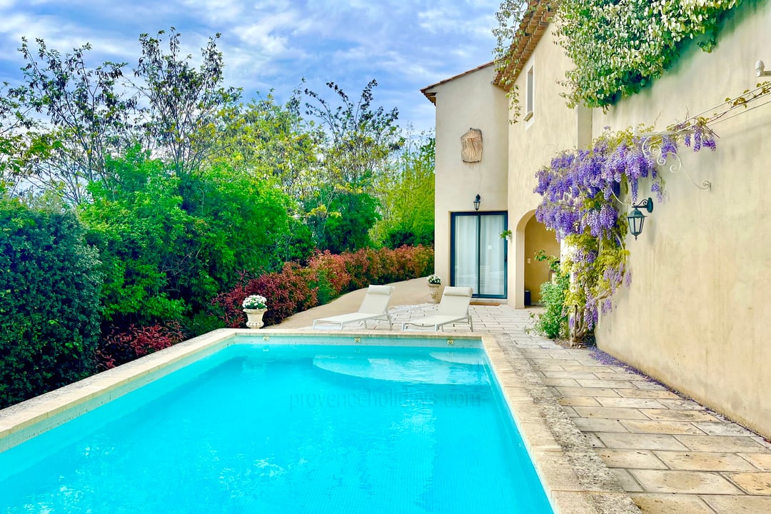 Maison de vacances dans un village du Luberon avec piscine chauffée.