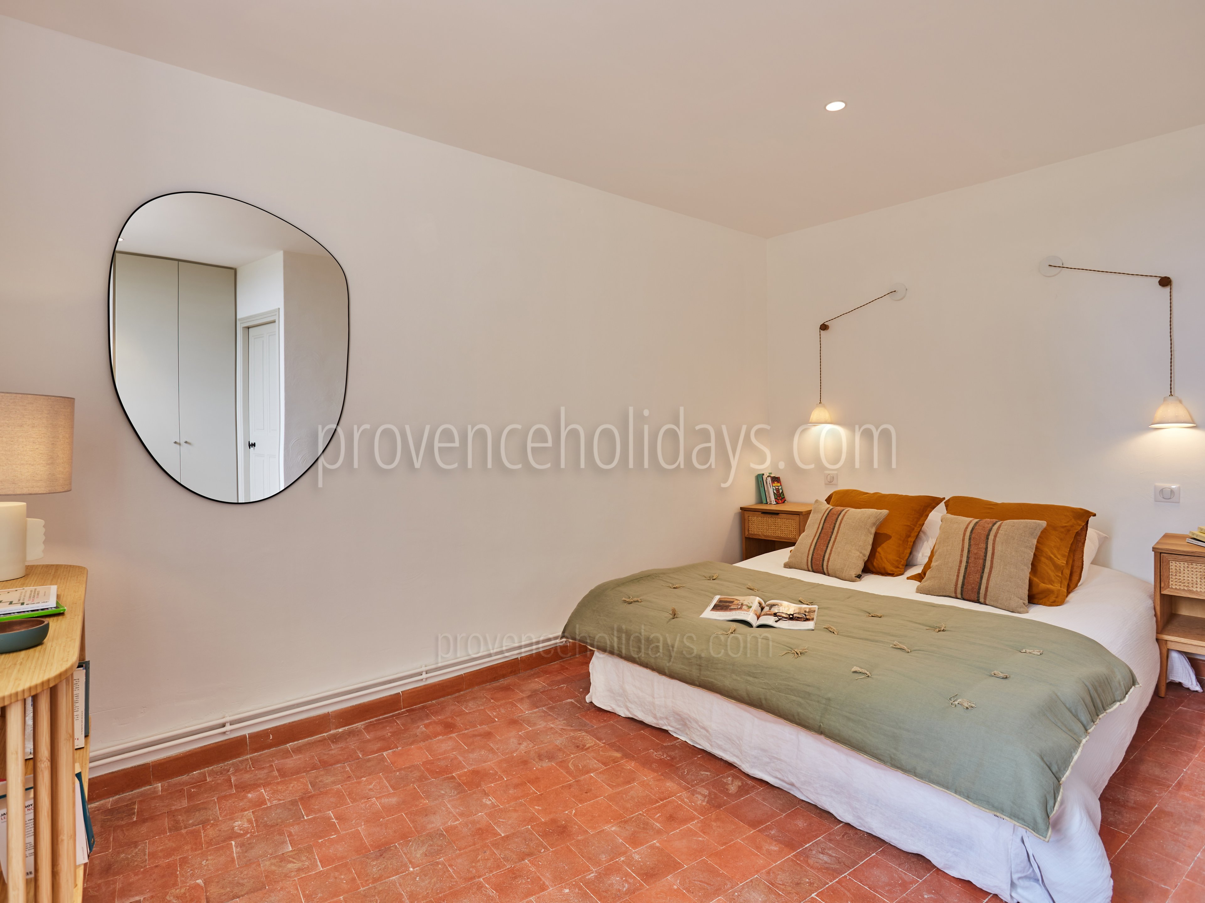 7 - La Maison de Goult: Villa: Bedroom