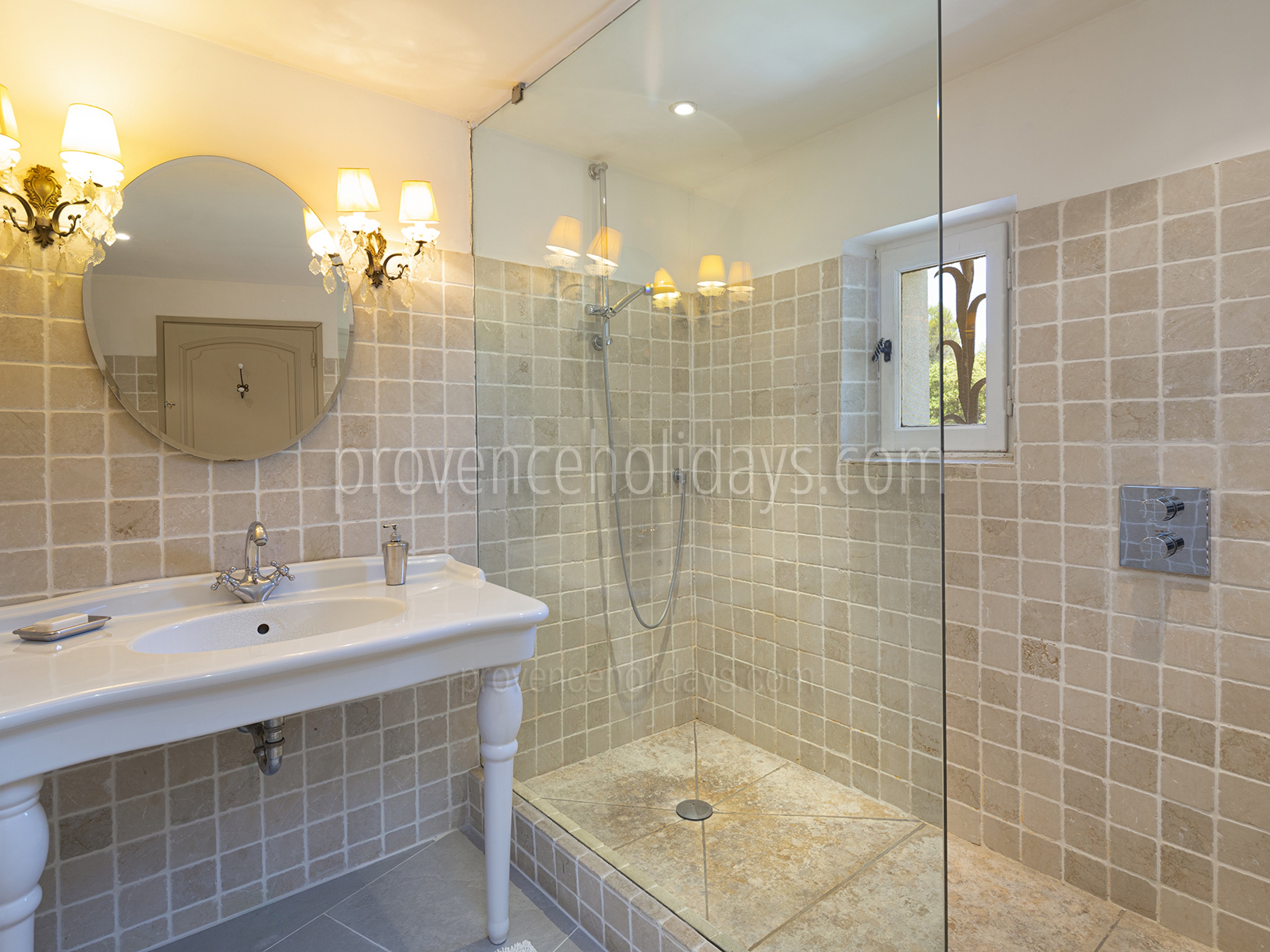 65 - Mas de Gordes: Villa: Bathroom