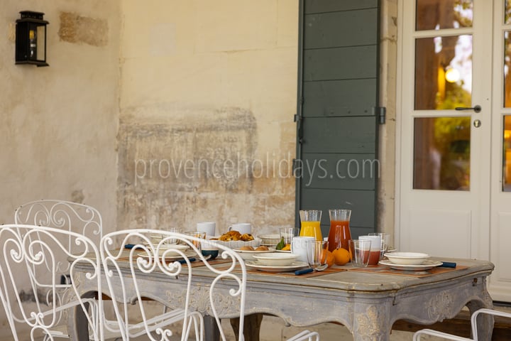 35 - Bastide Mouriès: Villa: Exterior