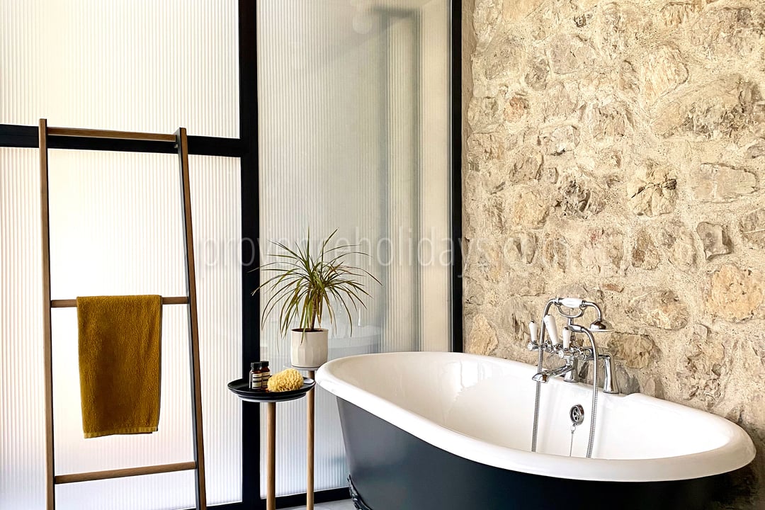 27 - Mas Villard: Villa: Bathroom