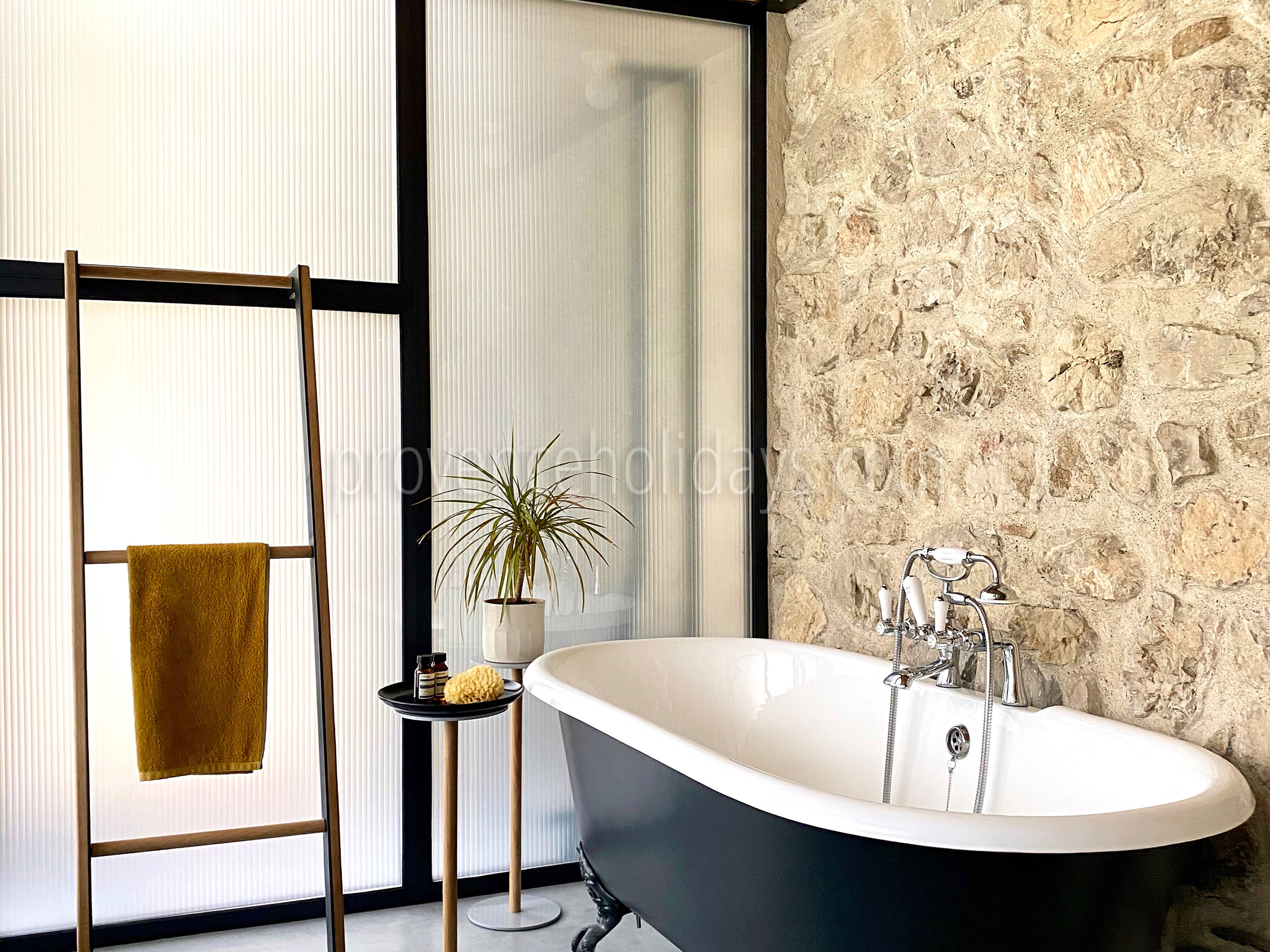 27 - Mas Villard: Villa: Bathroom