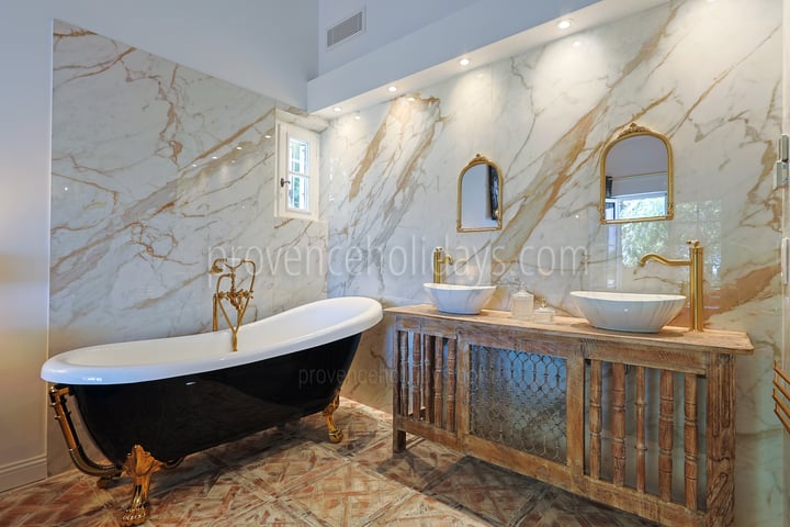 22 - Le Mas de la Garde: Villa: Bathroom