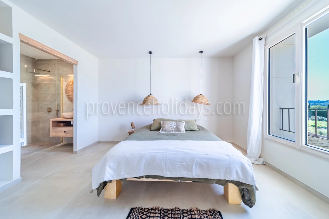 13 - Provençal villa in Gordes: Villa: Bedroom