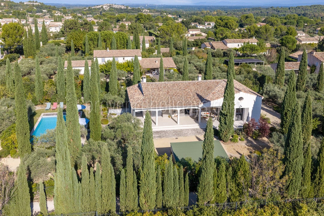 Beheizter Pool und das Dorf Eygalières in Laufnähe