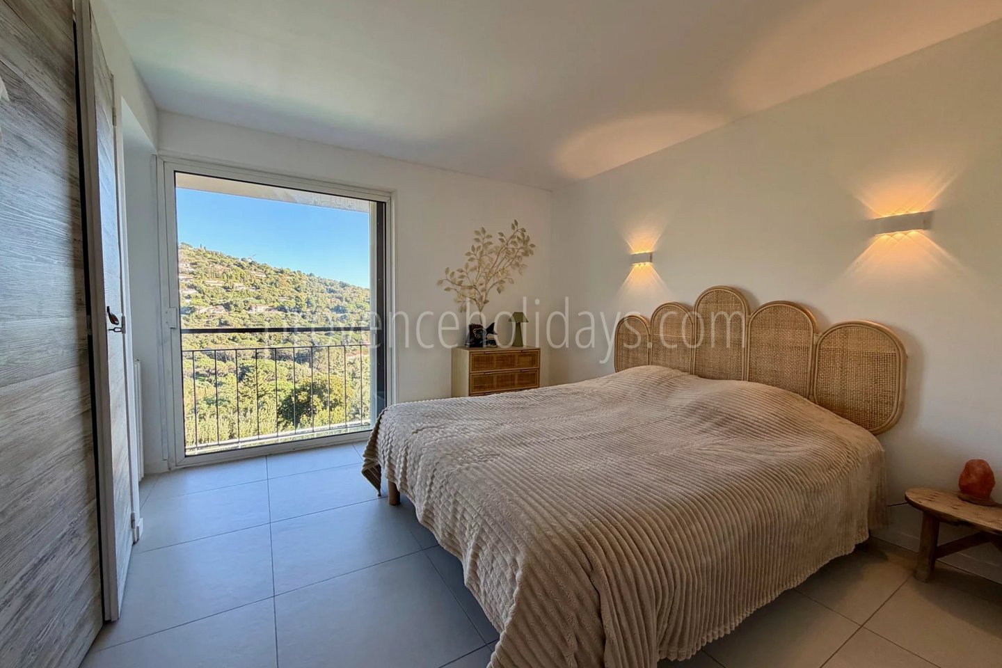 14 - Villa with pool in Cavalaire-sur-Mer: Villa: Bedroom
