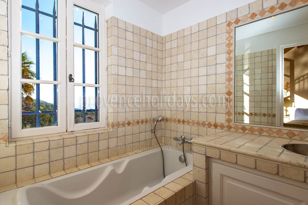 8 - Villa Grimaldi: Villa: Bathroom
