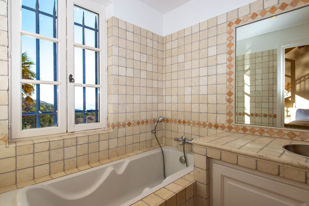 8 - Villa Grimaldi: Villa: Bathroom