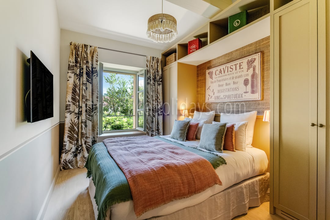 6 - La Tropézienne: Villa: Bedroom